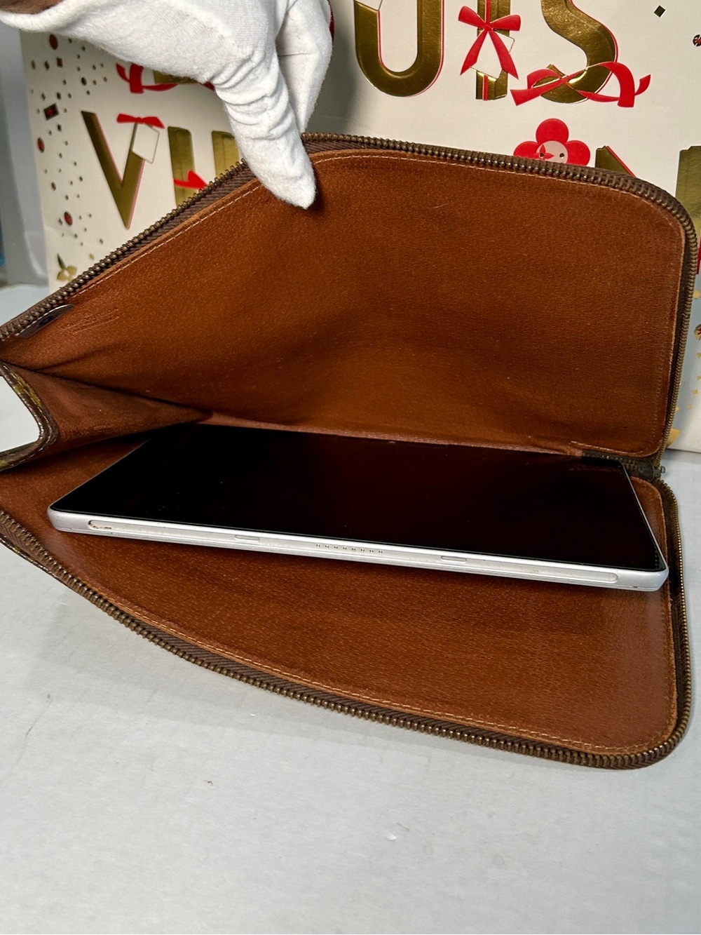 Authentic LOUIS VUITTON Zip around Clutch - Picture 9 of 9